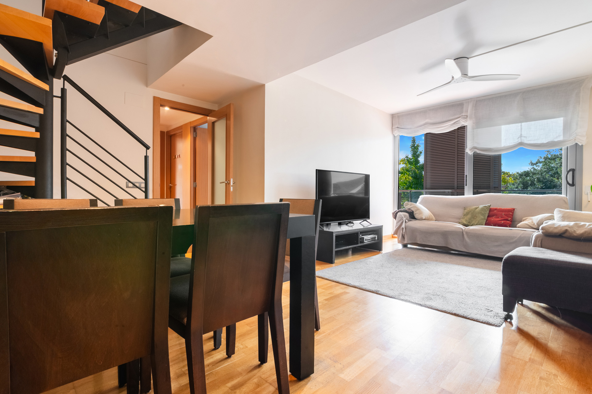Fotografía inmobiliaria editada de living comedor moderno, con corrección de color y balance de luz. Imagen profesional que realza los detalles del mobiliario y la amplitud del espacio.