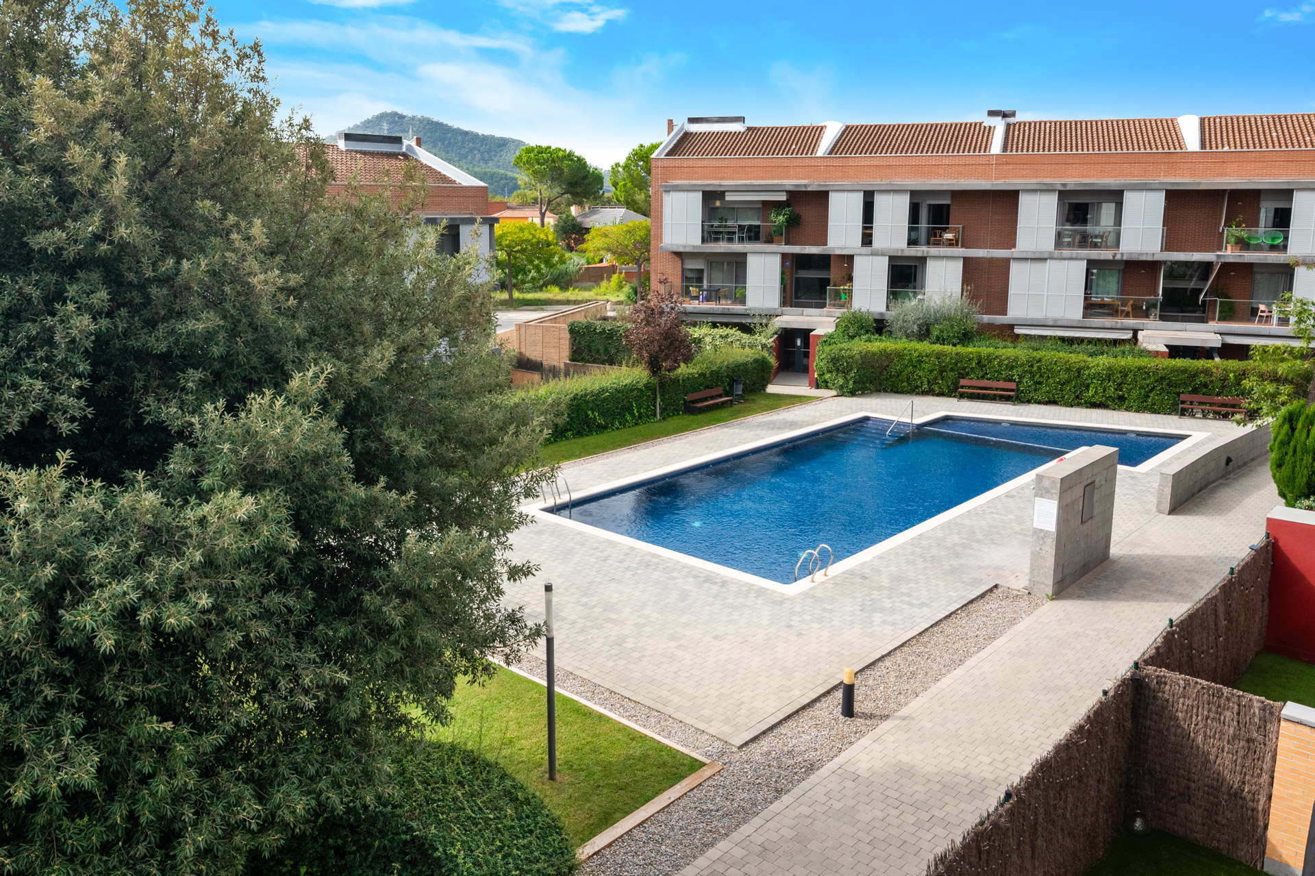 Fotografía inmobiliaria editada de piscina y áreas comunes en condominio moderno, con corrección de color, balance de luz y realce visual profesional.